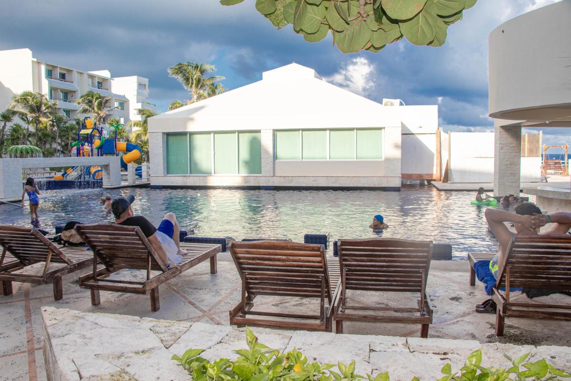 Beachfront Apartments Cancun Exterior photo