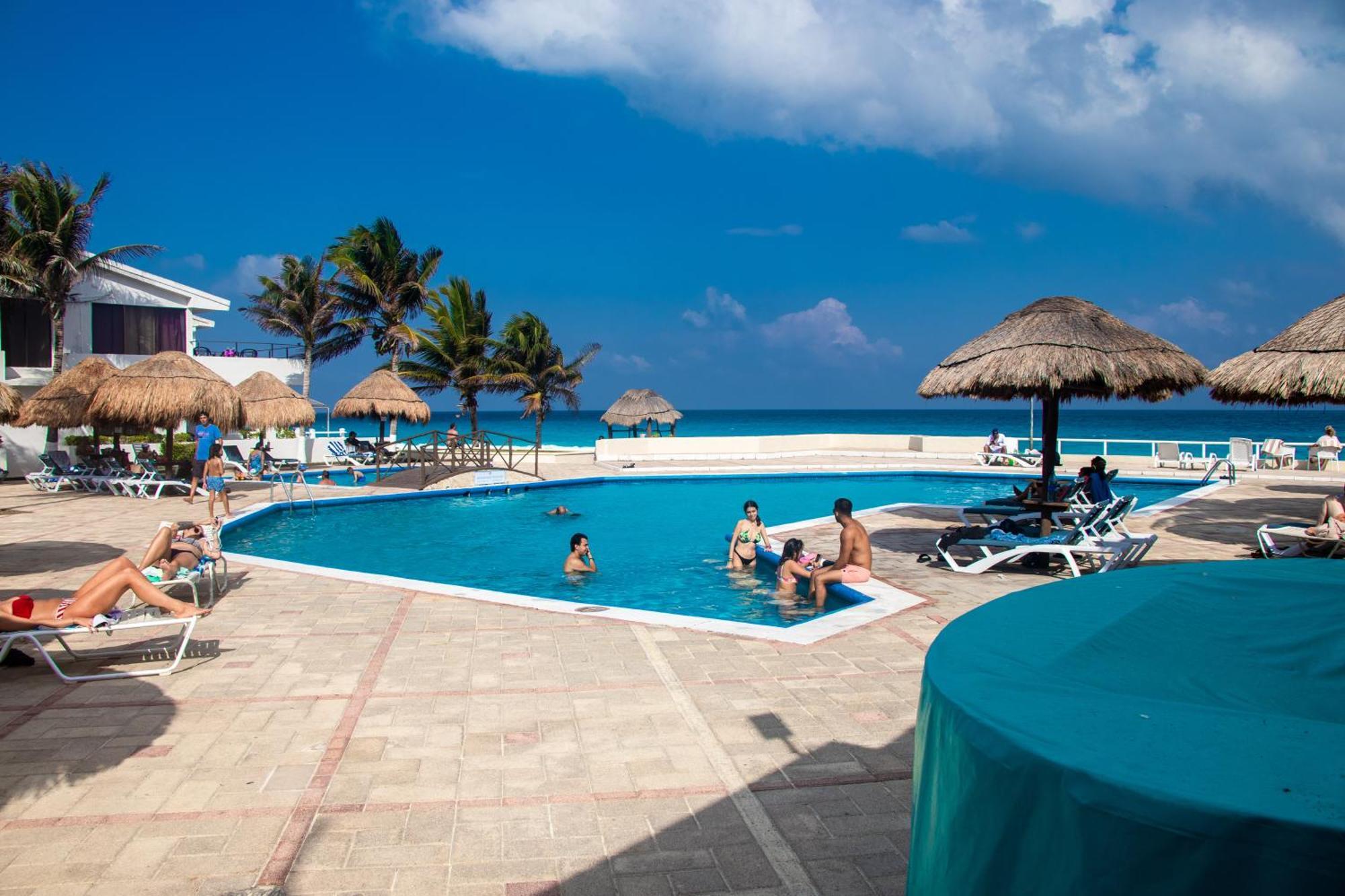 Beachfront Apartments Cancun Exterior photo